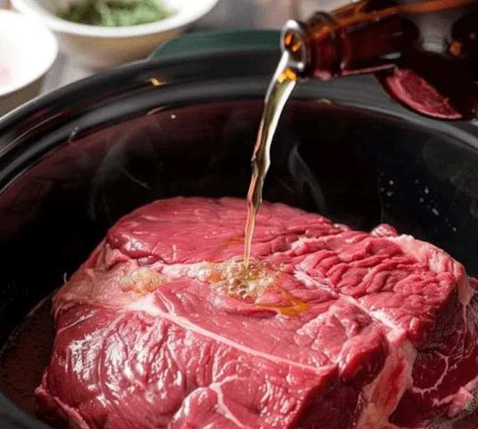Bier gietend over rosbief voor een heerlijke smaakcombinatie