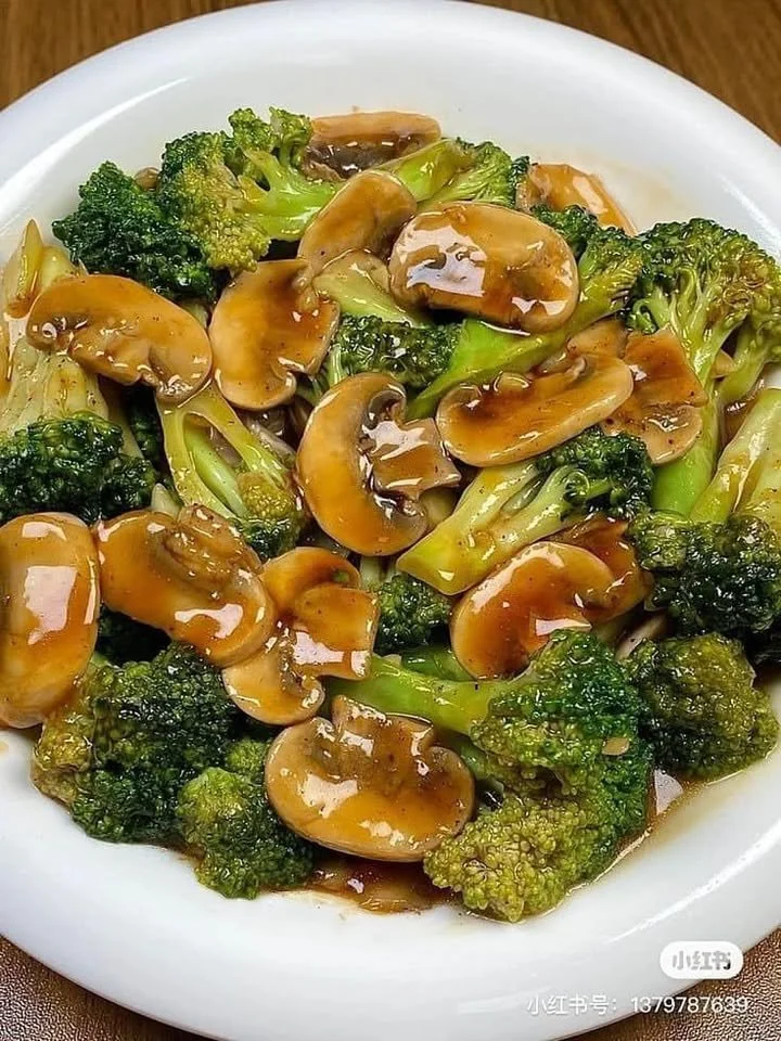 Knoflookchampignons met broccoli in een smakelijk gerecht